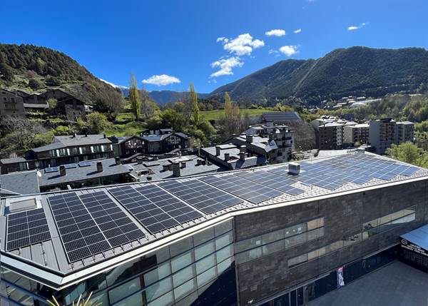 Les noves plaques fotovoltaiques de les Fontetes i la Closeta abasteixen els dos edificis