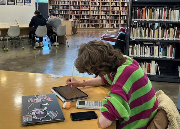 La Biblioteca Comunal Antoni Morell obre als vespres durant l’època d’exàmens