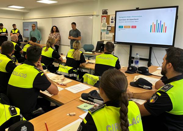 El curs de capacitació dels agents de circulació incorpora més formadors 