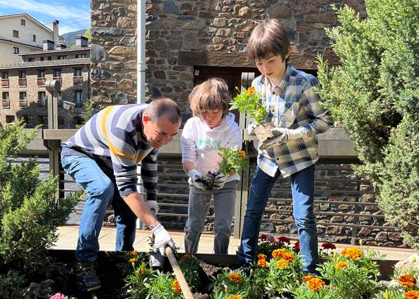Infants i padrins participen a l’enjardinament de la Massana