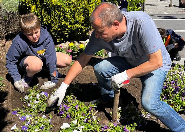 Infants i padrins participen a una nova jornada d'enjardinament